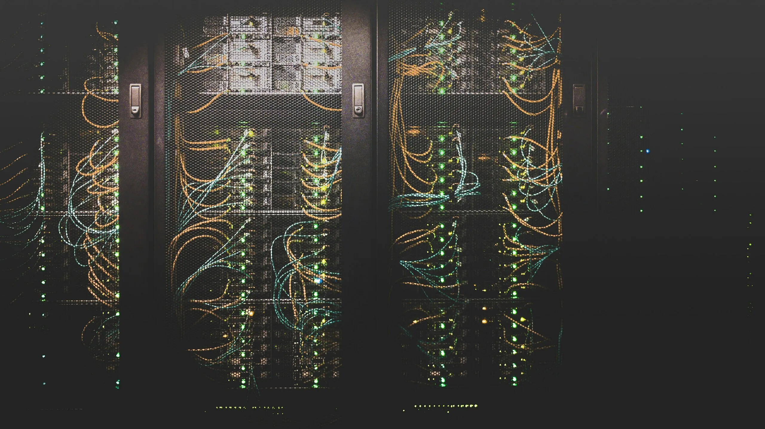 A server room as a symbol of reliable storage for incident logs, audit trails and operational data.