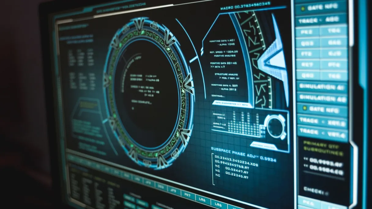 Een beveiligingsdashboard op een scherm als visuele verwijzing naar auditlogs in maatwerksoftware.