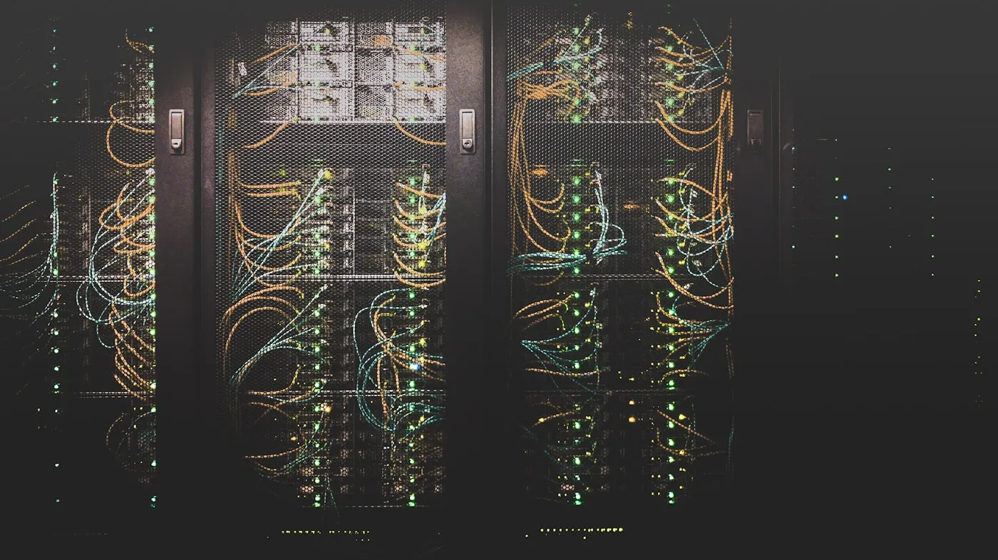 Serverapparatuur als illustratie van logging, toegangsbeheer en controle in webapplicaties.