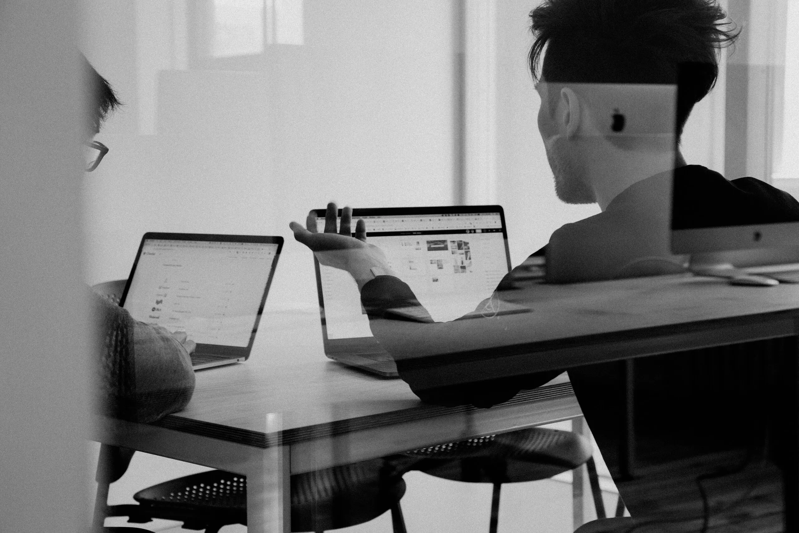 A team discusses customer agreements, pricing rules and order processes at a table.
