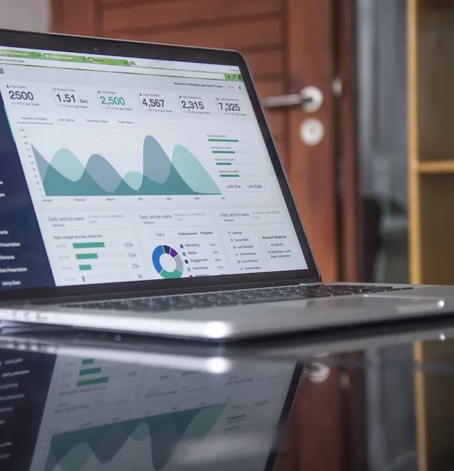 Dashboard met procesdata en bedrijfsinformatie op een laptop