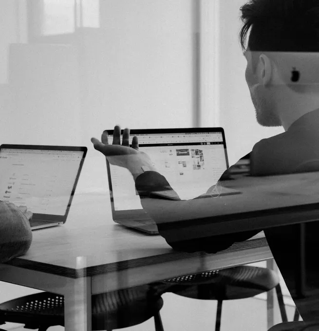 Team werkt samen aan een digitale workflow op een whiteboard