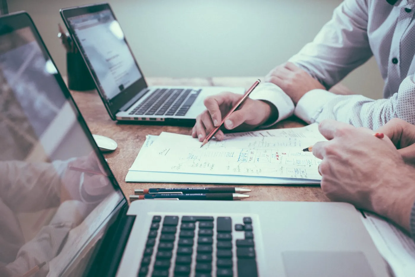 A workspace with documents, a laptop and data overviews as the basis for better process design.