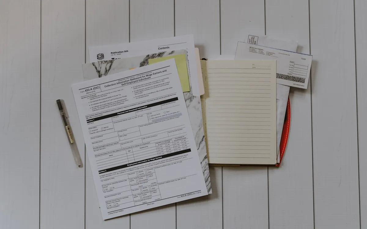 Een teamlid bekijkt documenten en digitale velden voordat gegevens definitief worden verwerkt.