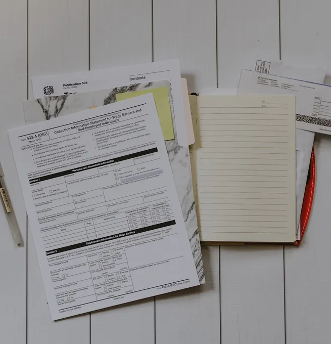 Een teamlid bekijkt documenten en digitale velden voordat gegevens definitief worden verwerkt.