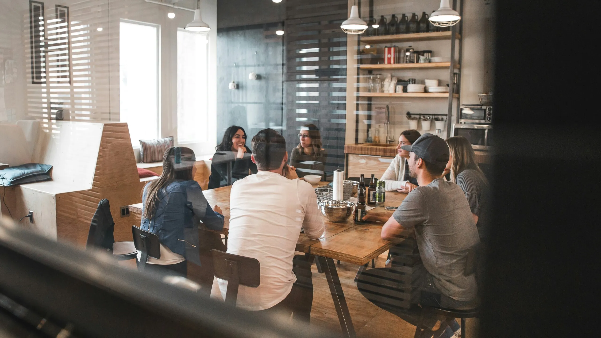 Collega’s werken samen aan een digitale contractflow in een zakelijke omgeving.