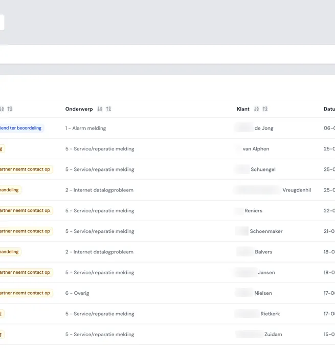 Overzicht van supporttickets in de Control Energy Portal, met status, onderwerp, klant en datum per ticket