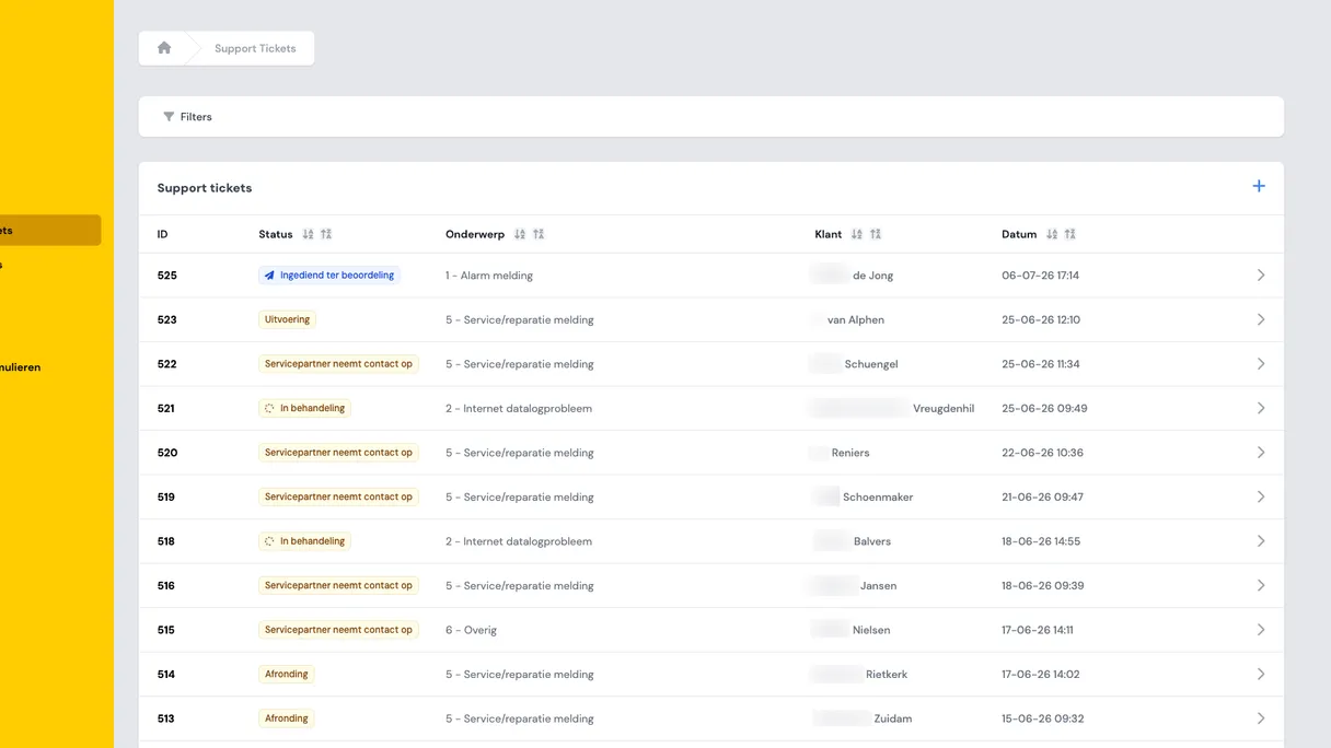 Overzicht van supporttickets in de Control Energy Portal, met status, onderwerp, klant en datum per ticket
