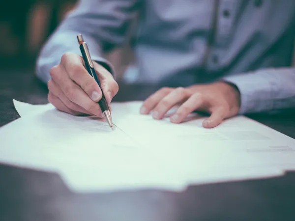 Human-in-the-loop AI voor documentverwerking in B2B-processen