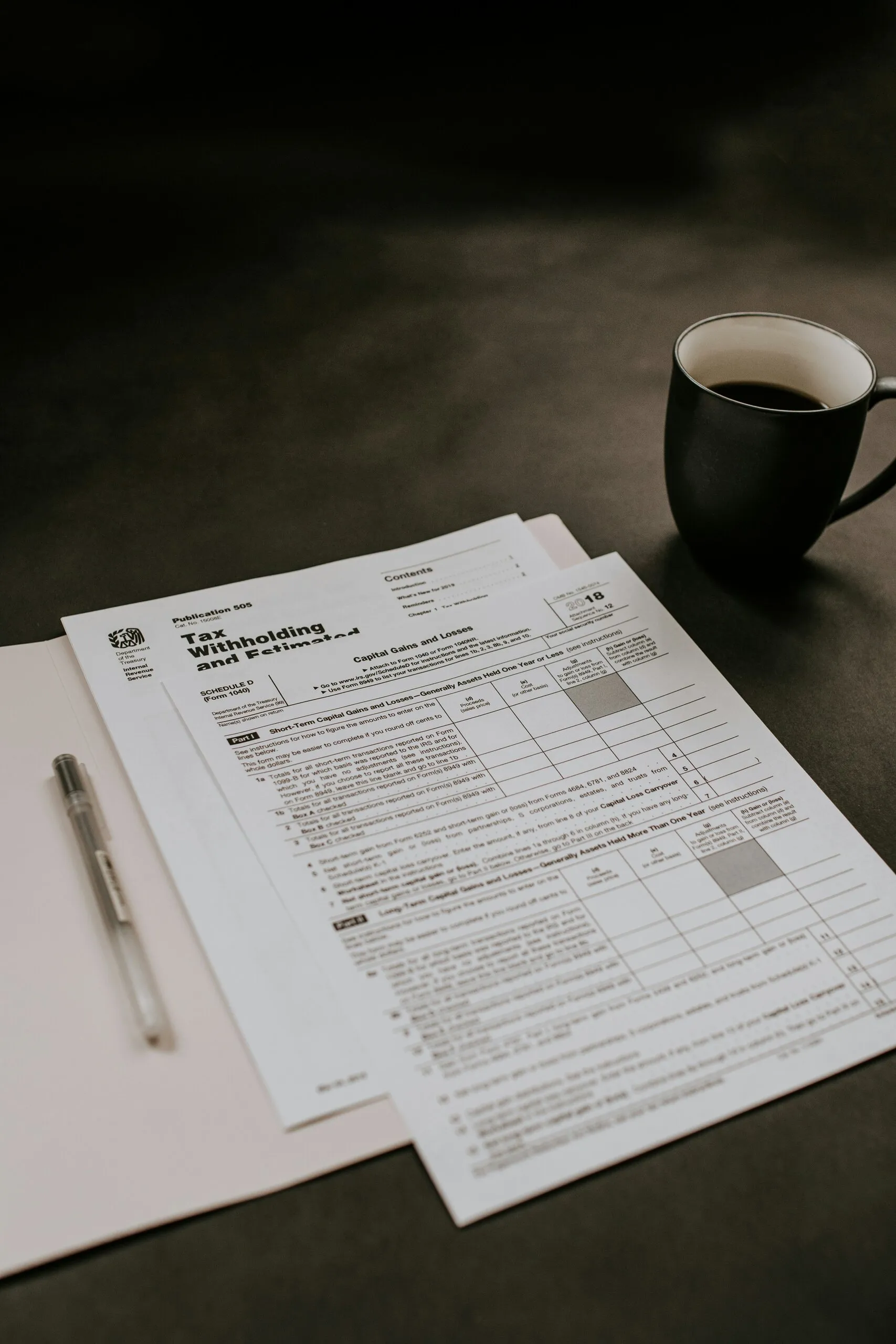 Een zakelijke gebruiker controleert financiële gegevens en contractinformatie op een laptop.