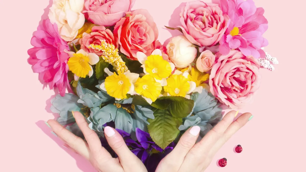 A worktable with flowers, illustrating digital planning and trading processes in the flower trade.