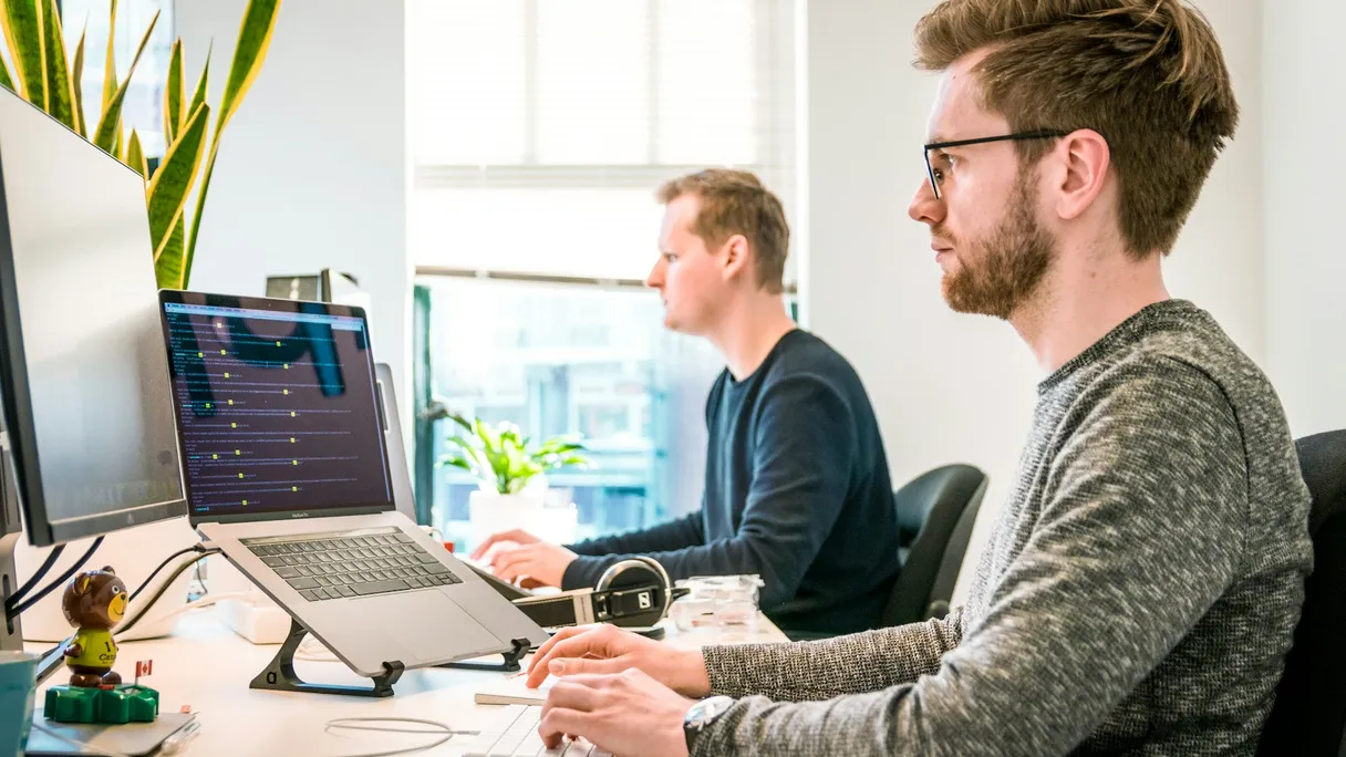 Team bekijkt een digitale klantomgeving waarin processen en klantacties samenkomen.