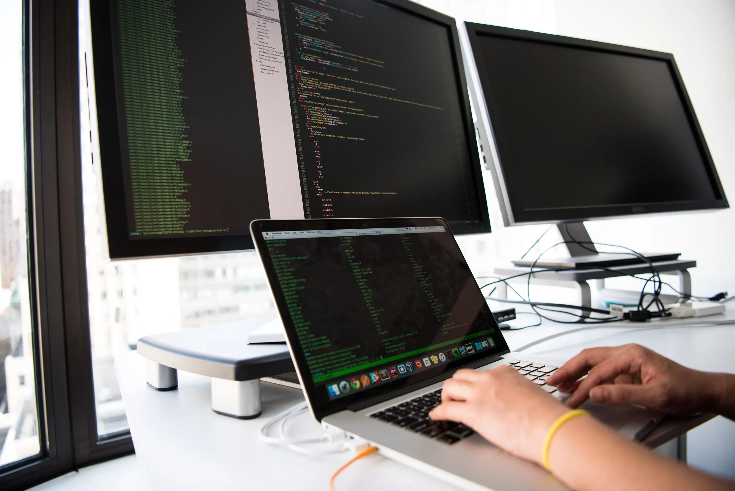 Een scherm met code en logging als visuele ondersteuning bij het verschil tussen technische logs en auditlogs.