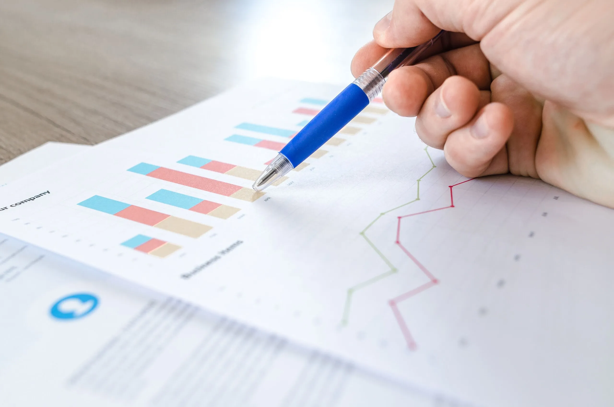 A dashboard with charts supports the analysis of hours, costs and progress.
