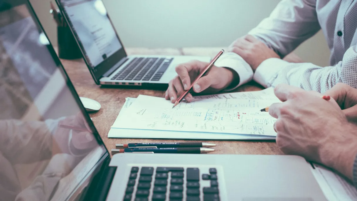 A team works on digitizing processes with central data and real-time insight.
