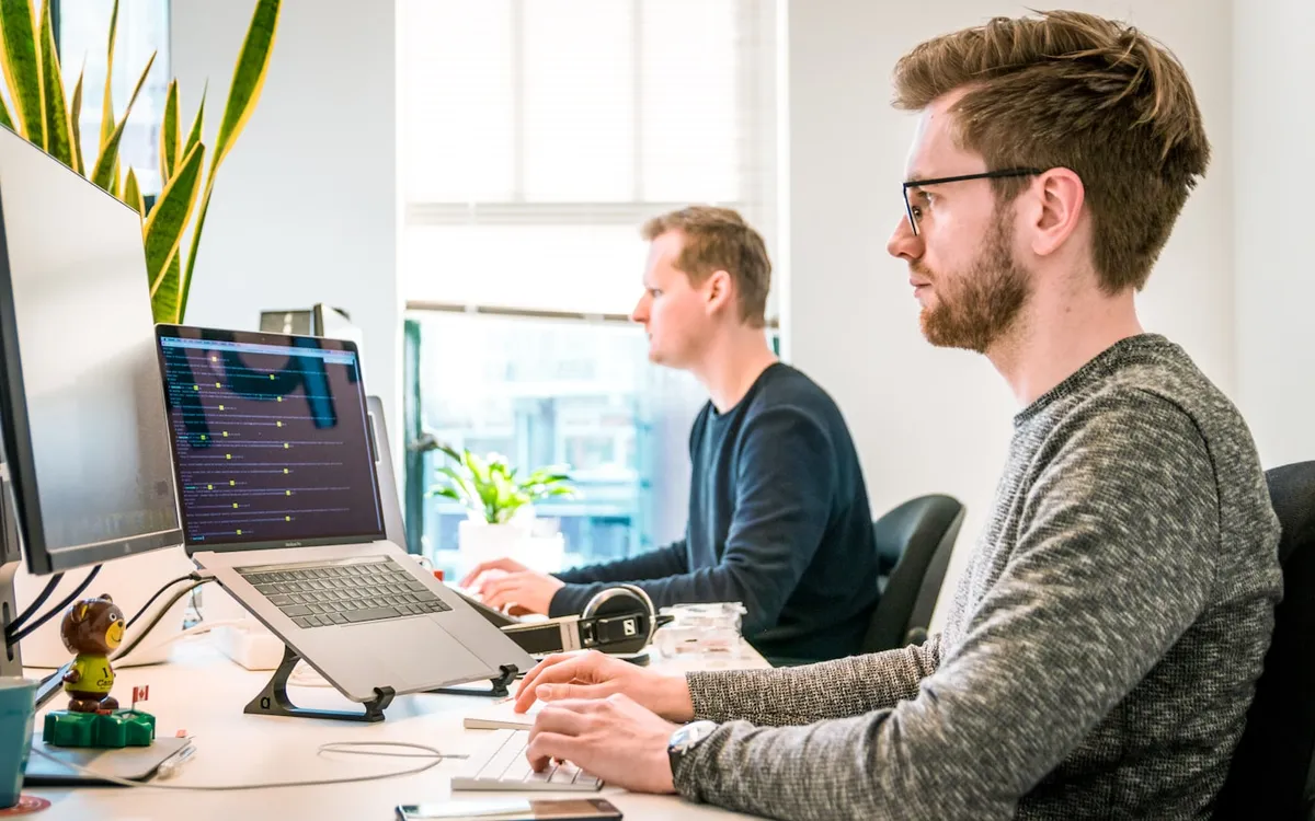 Ontwikkelaars en stakeholders bespreken een digitaal proces